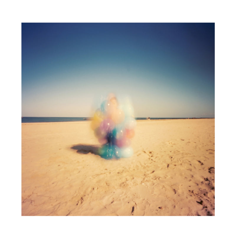 Berlin Based Fotography Langzeitbelichtung Strandfotografie im Retrostil mit Luftballons Landschaft Larissa Honsek