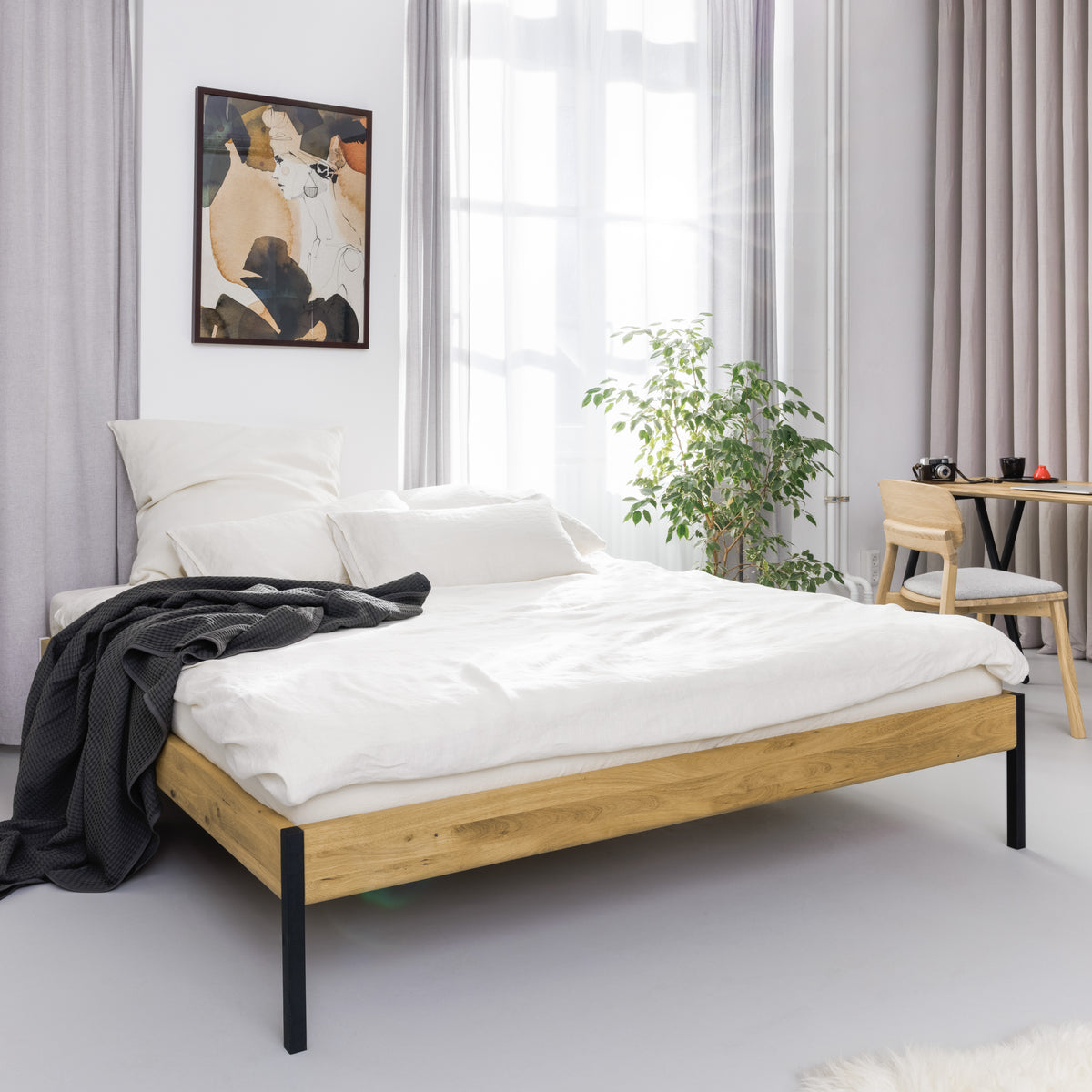 Futonbett Luna Minimal mit schwarzen Metallbeinen und Massivem Eichenholz