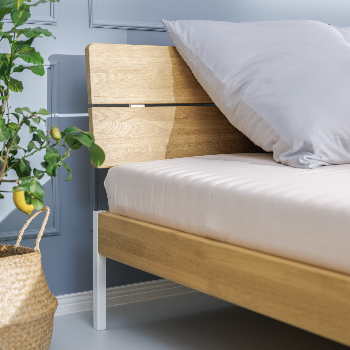 Designer Bett mit Kopfteil aus hell geölter Eiche