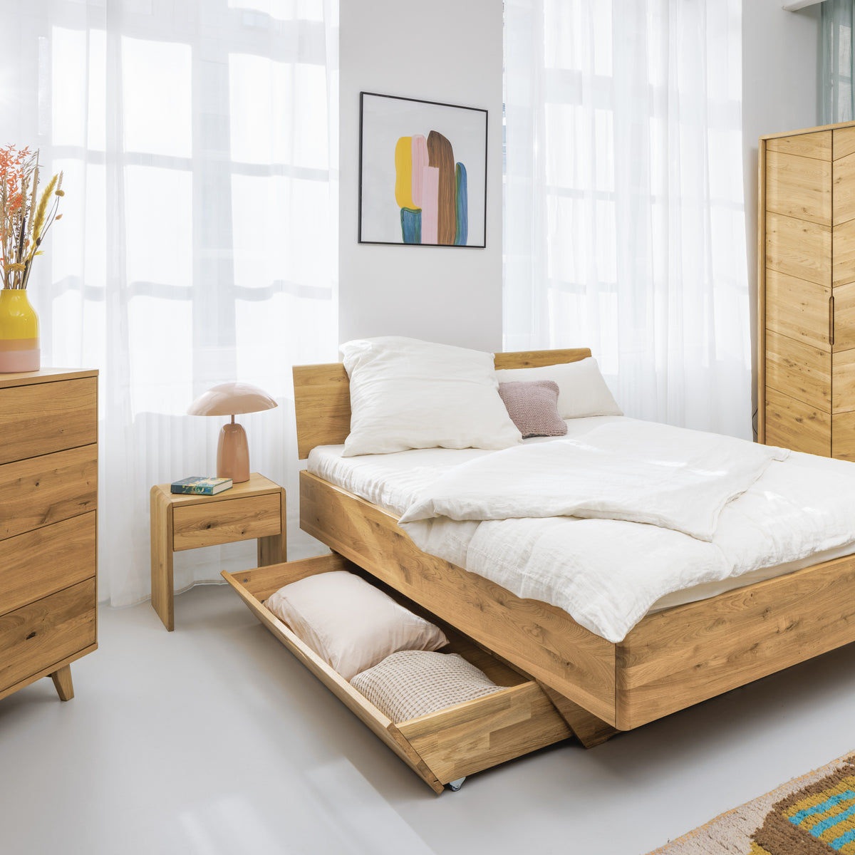 Schlafzimmer aus Massivholz mit pflanzenbasiertem Möbelöl