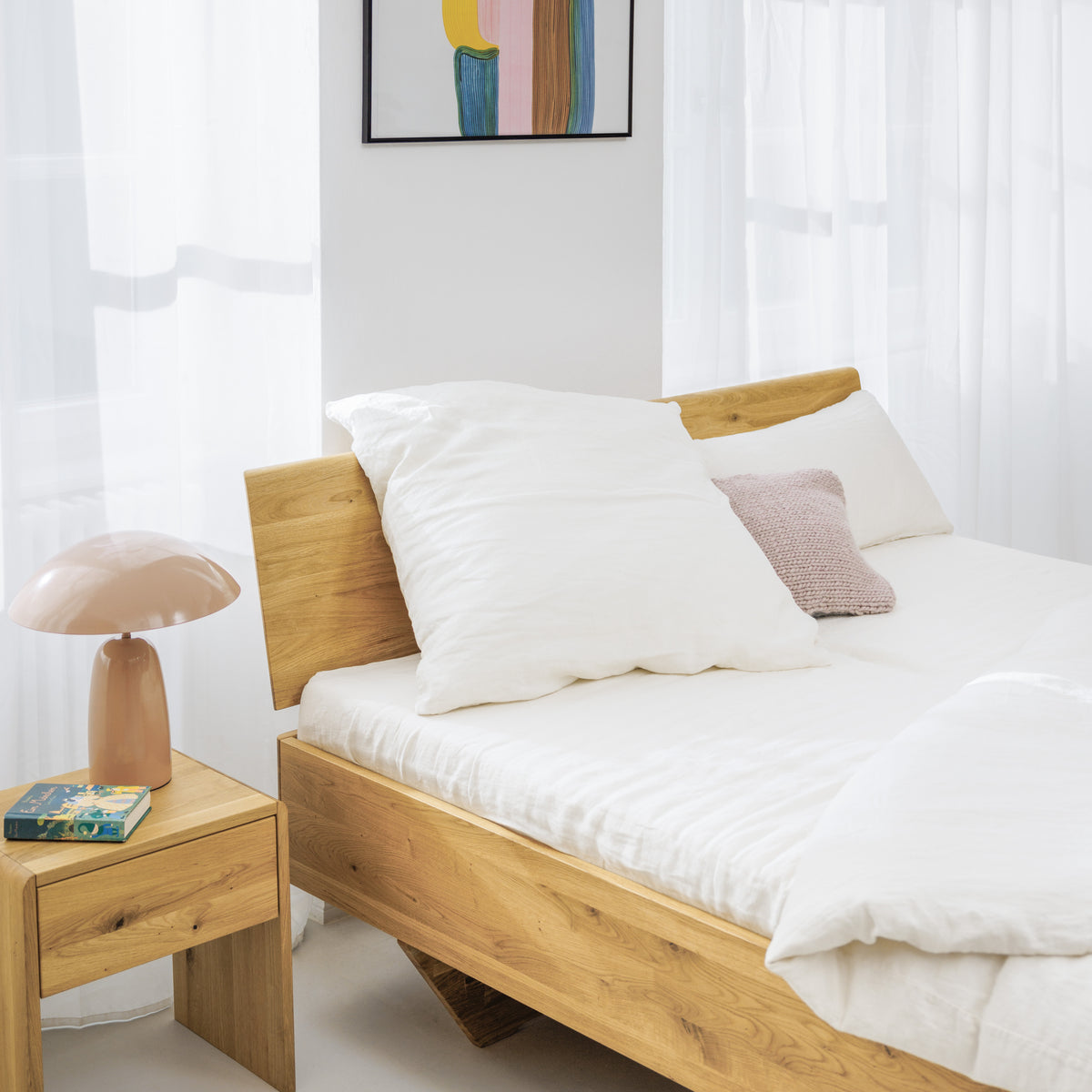 Design Bett aus Massivholz Eiche mit Nachttisch