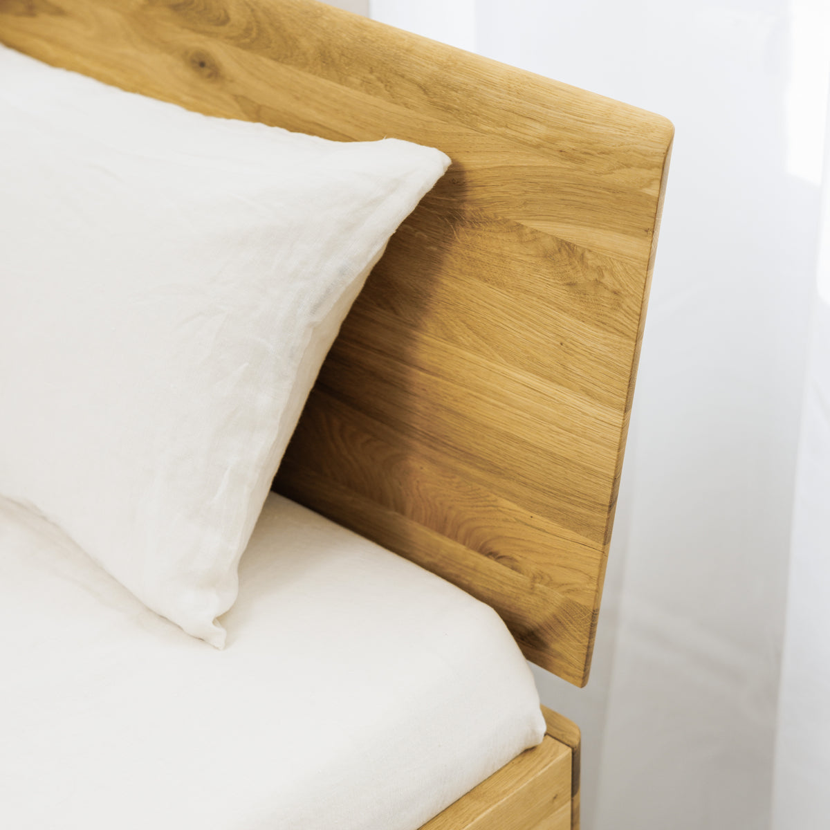Massives Holzkopfteil Schöneberg Bett mit Leinen Bettwäsche