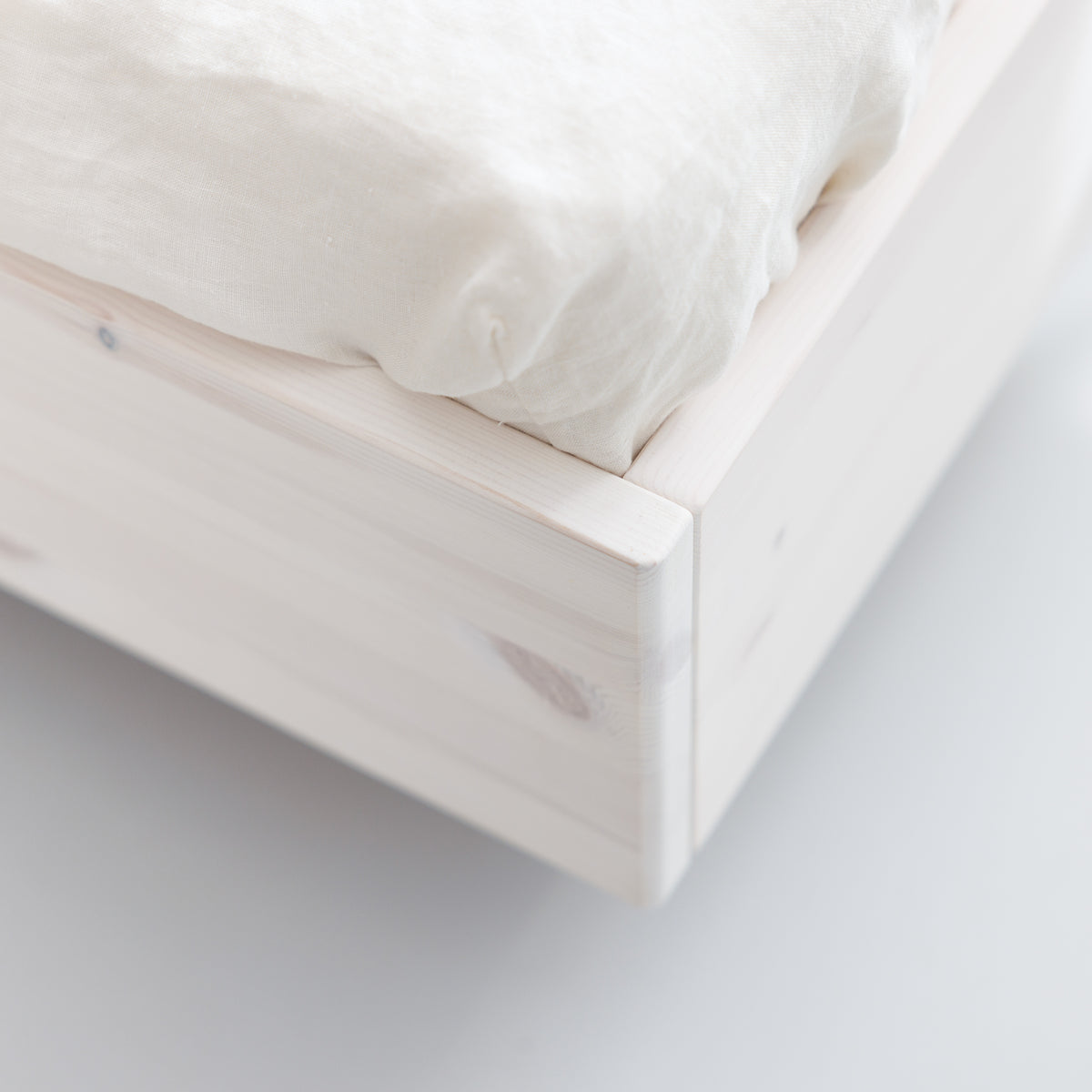 Detailaufnahme minmalistisches Bett Swebe runde Kanten aus zertifiziertem Kiefernholz