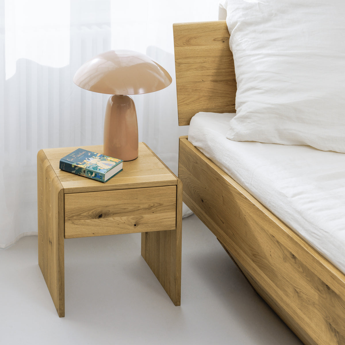 Zeitloser Designer Nachtisch und Bett aus Massivholz