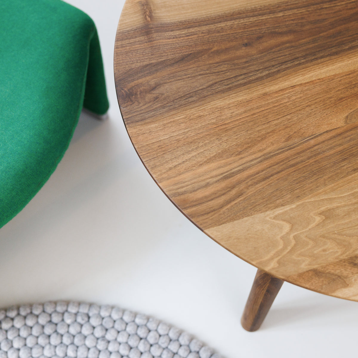 Design Couchtisch aus Nussbaum