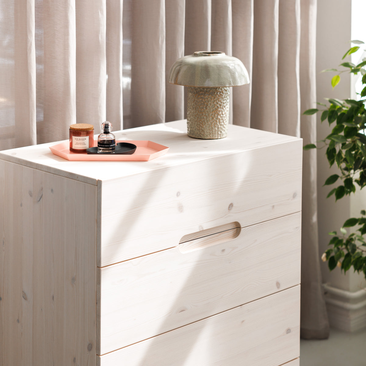 Geräumige Designer Kommode aus Naturholz