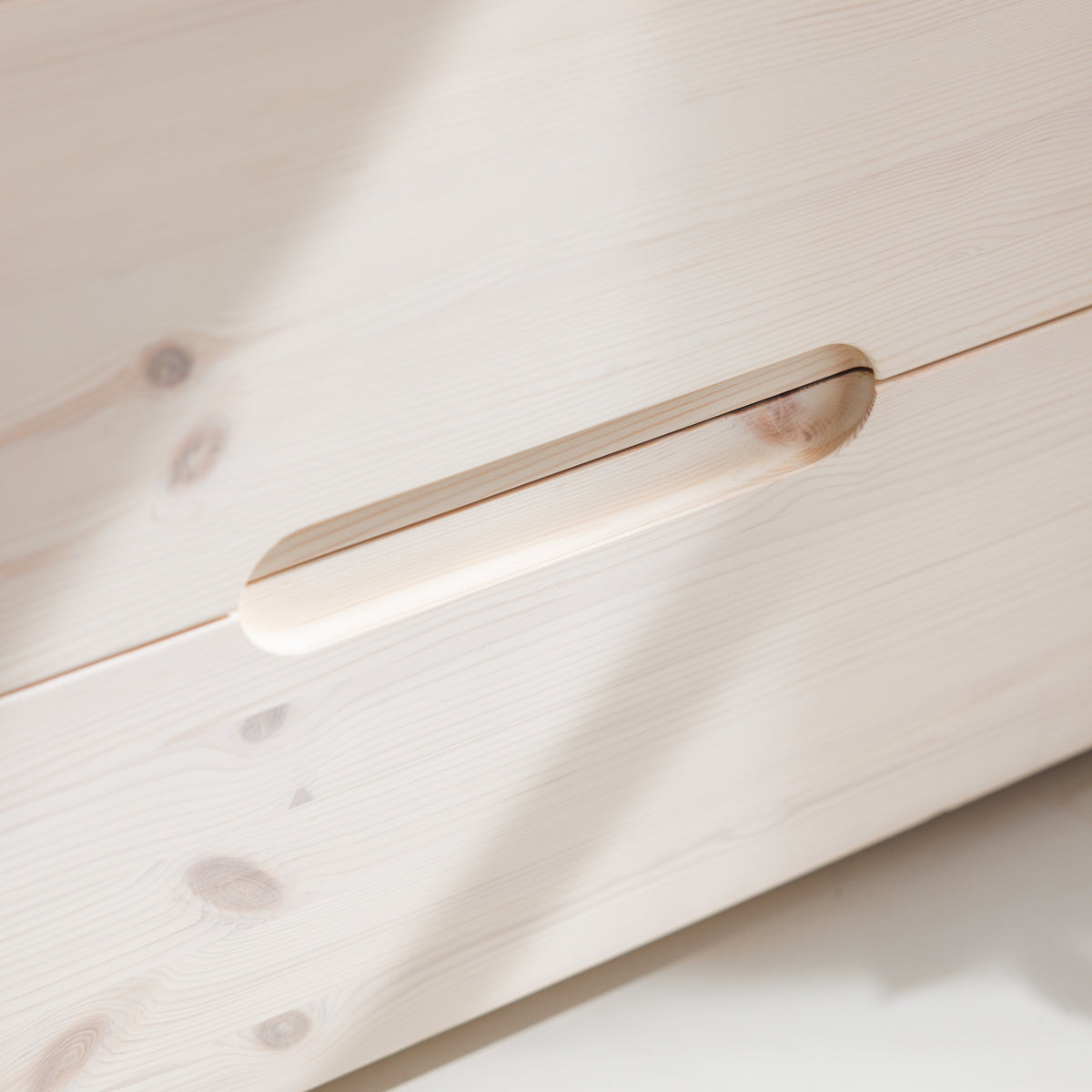 Elegant eingefräster Handgriff in Massivholz