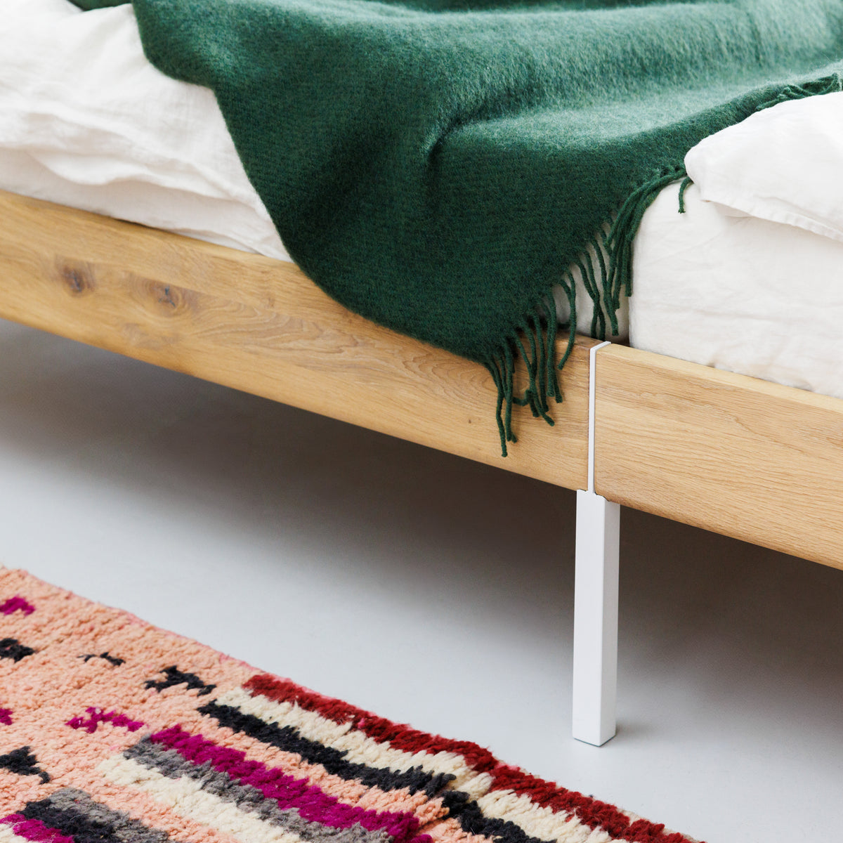 Hochwertiges Designer Bett Metallbeinen und Massivholz
