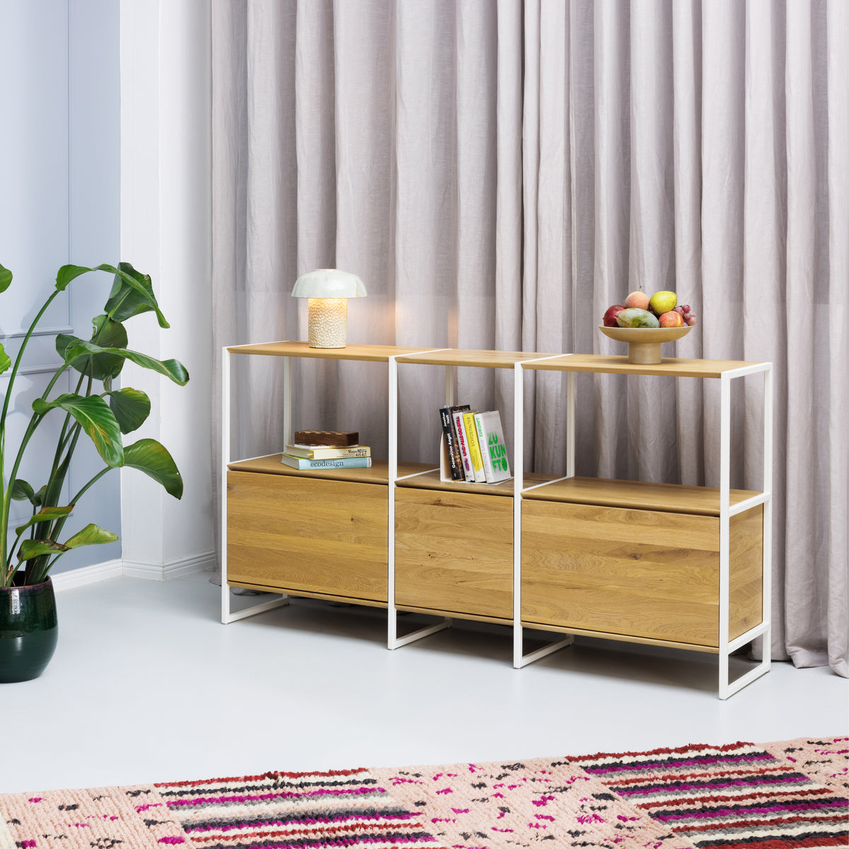 Minimalistisches Highboard aus Metall und Eiche in skandinavischem Design