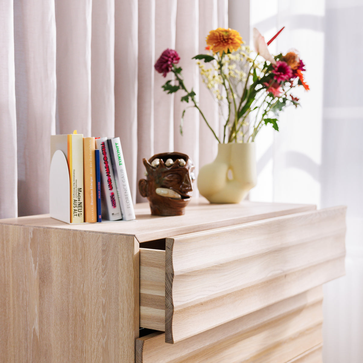 Robuste Design Kommode aus massiver Eiche