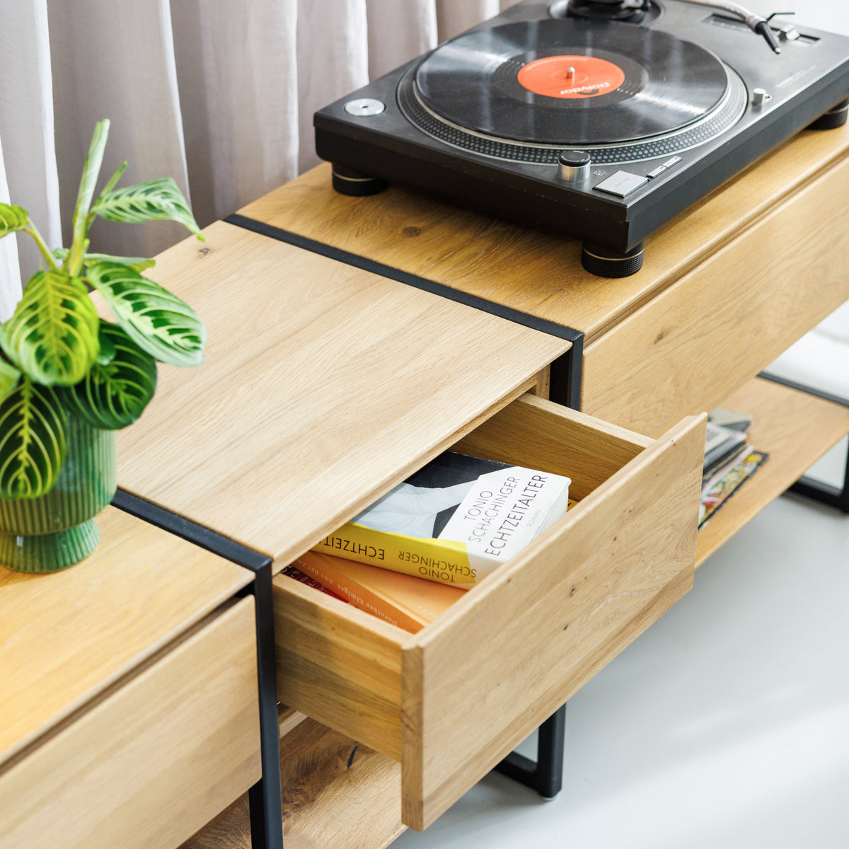 Designer Lowboard mit puristischem Look, Massivholz und funktionalen Metall-Elementen