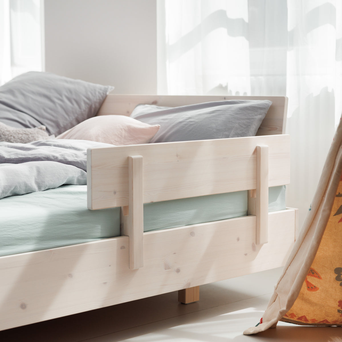 Rausfallschutz am Bett für Kinder