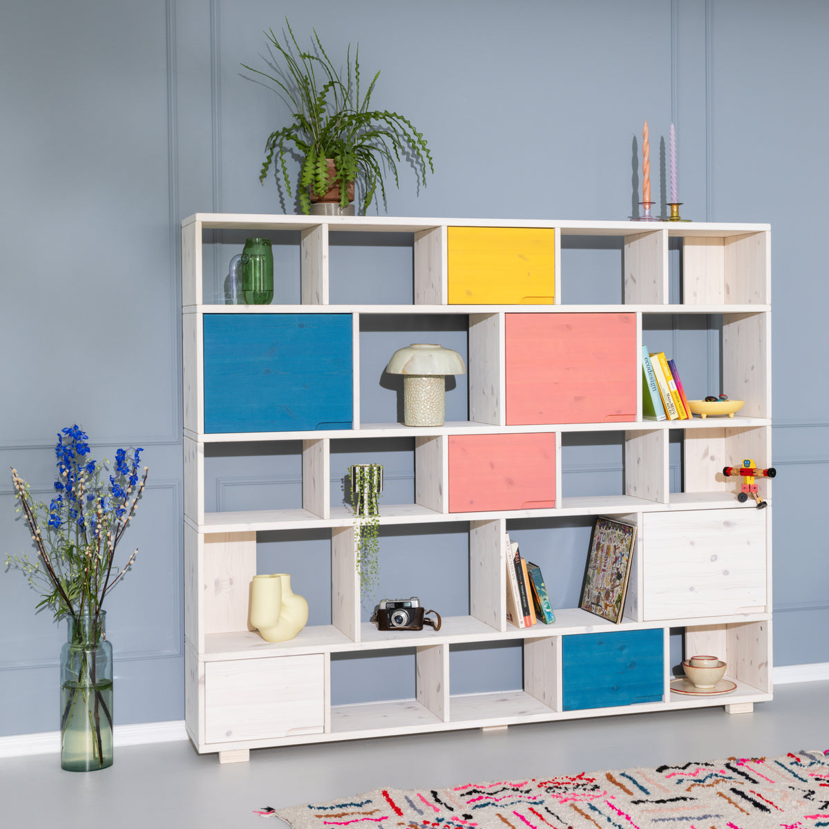 Schlichtes Designer Regal aus Echtholz mit farbigen Türen