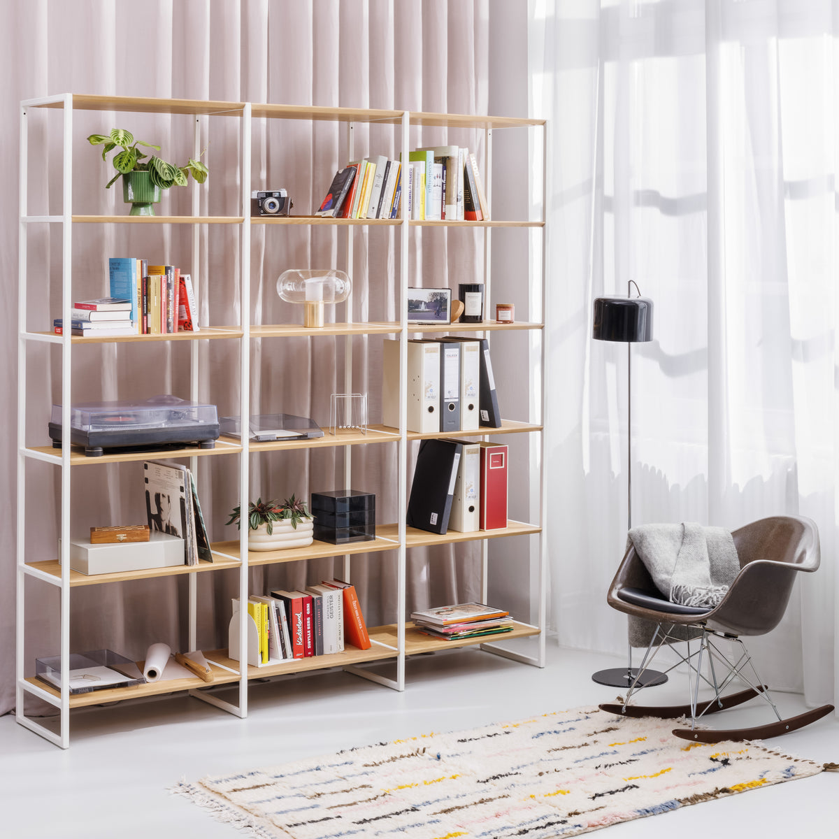 Modulares Regal aus massivem Holz mit Metall-Elementen im skandinavischen Design