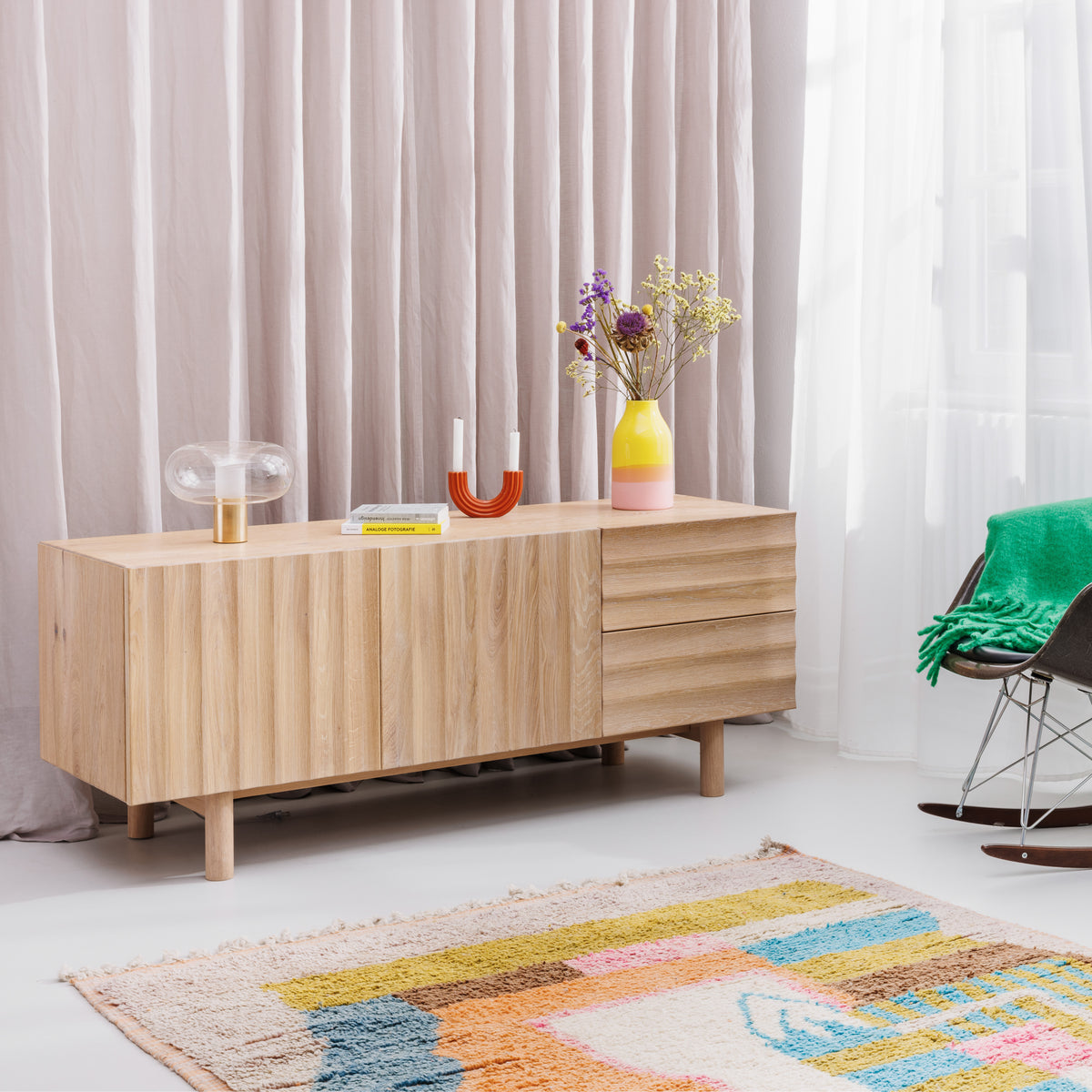 Massives Sideboard aus hell geölter Eiche mit funktionalen Türen und Schubladen im minimalistischen Stil