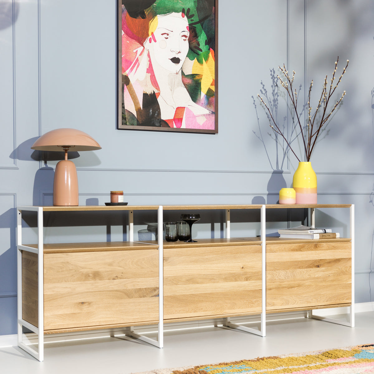 Naturholz-Sideboard mit Türen im zeitlosen Design mit weißem Metall