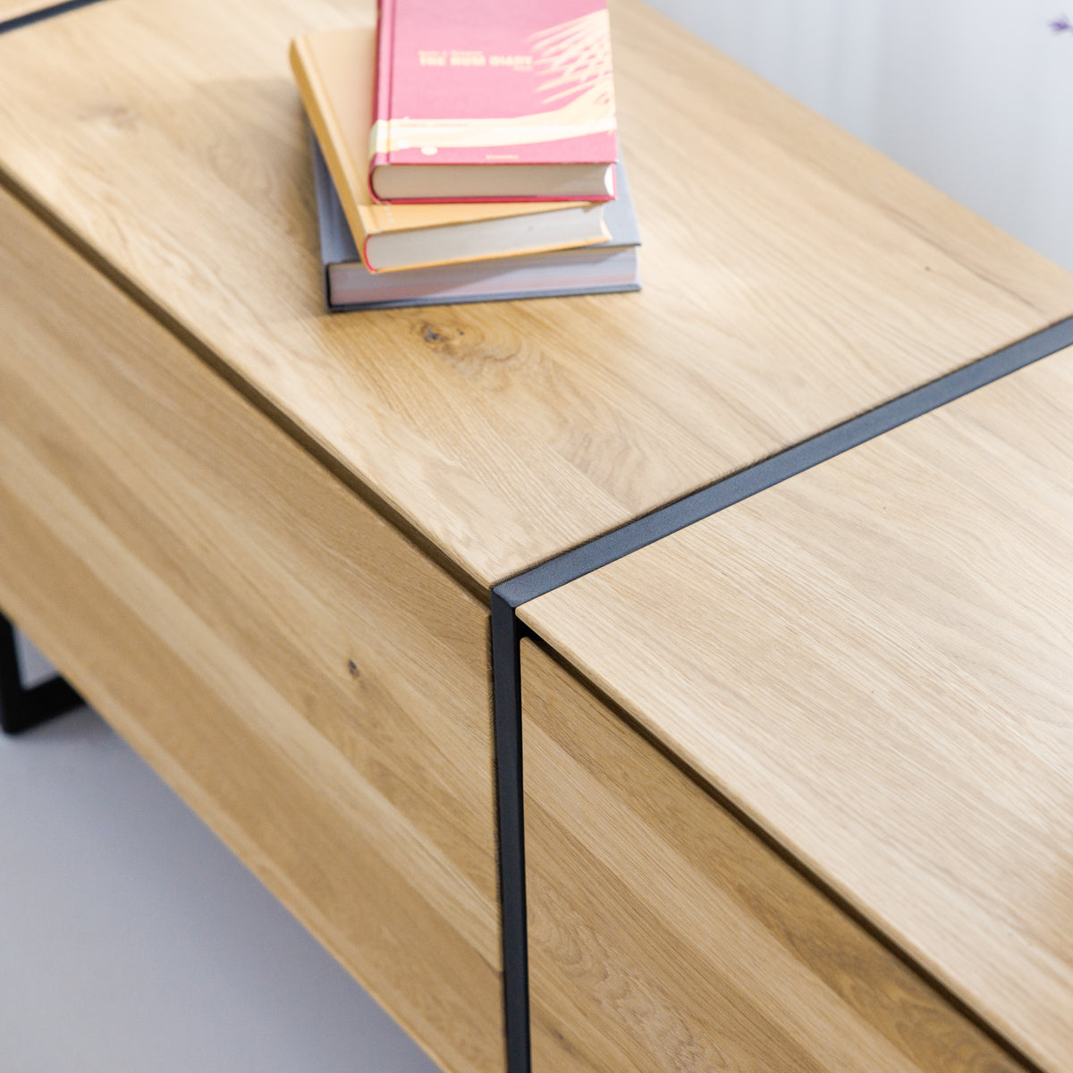 Hochwertiges Lowboard aus massiver Eiche und minimalistischen Metall Details 