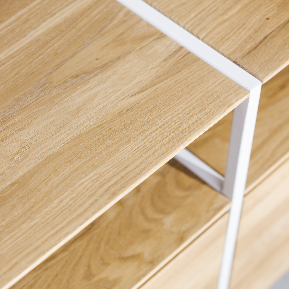 Sideboard mit hell geölter Eiche mit weißem Metallrahmen