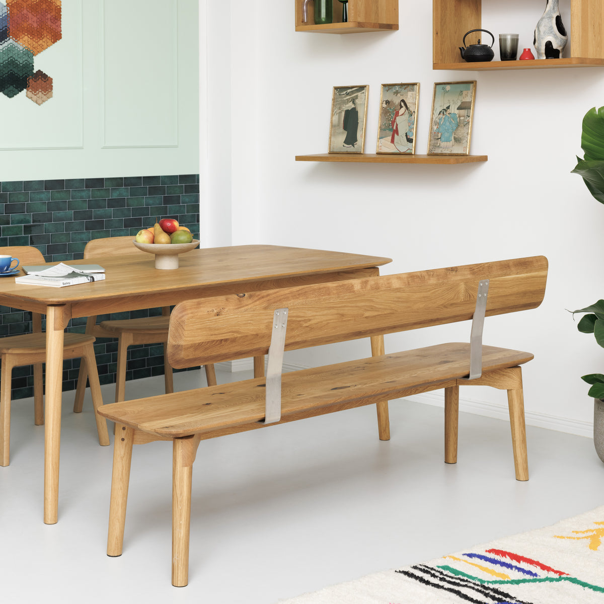 Sitzbank mit Lehne, Esstisch, Wandregale und Stühle aus Naturholz im minimalistischen Design