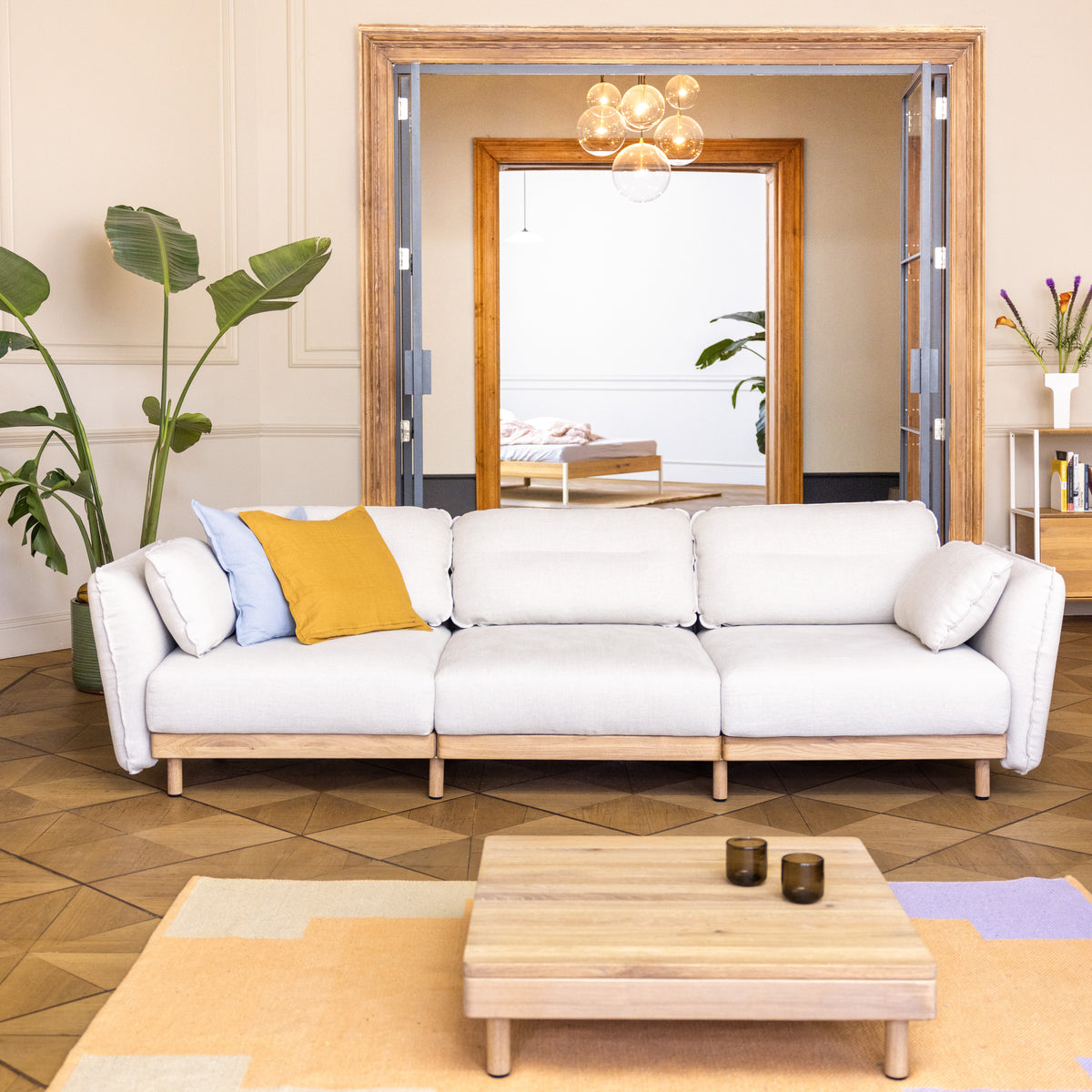 Design Sofa Mio im Altbau beige