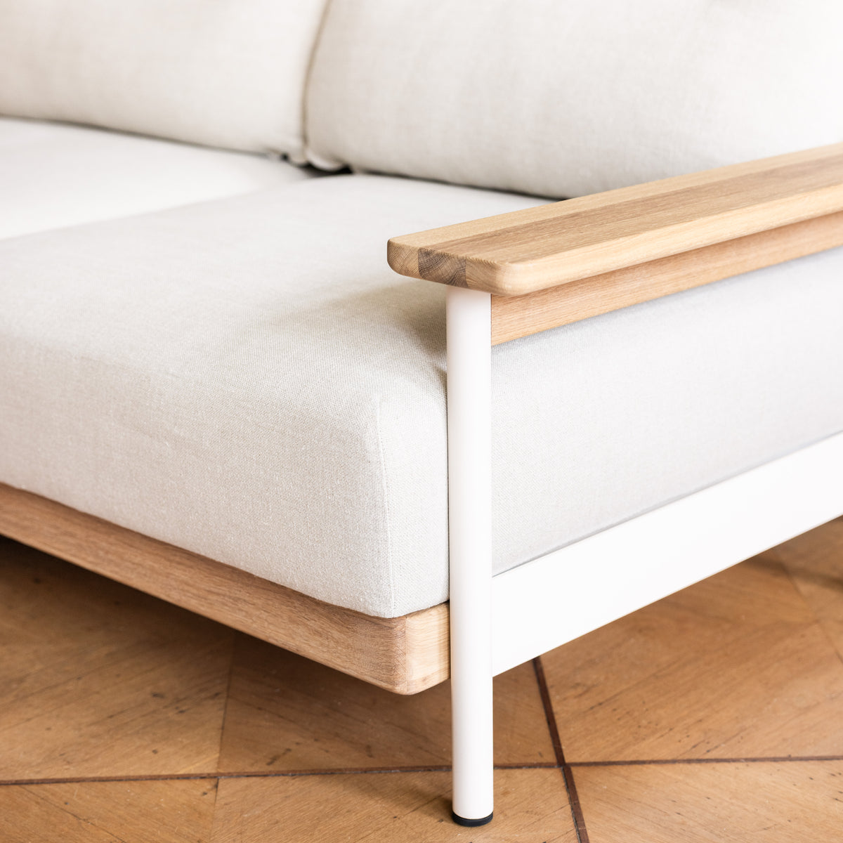 Modulares Sofa Mio aus Eiche, Metall, Federkern und Naturlatex.