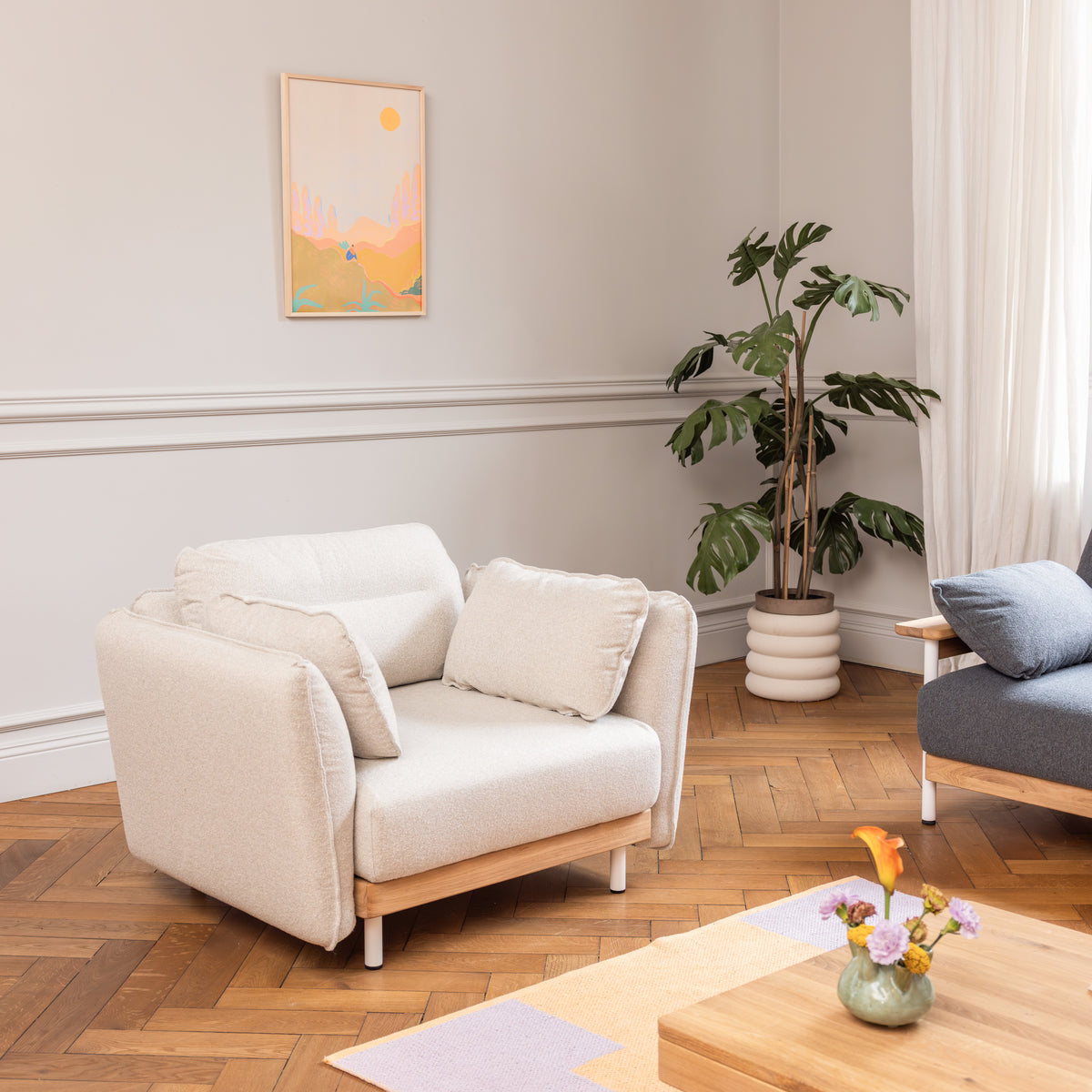 Wohnzimmer mit Design Sessel und Couchtisch