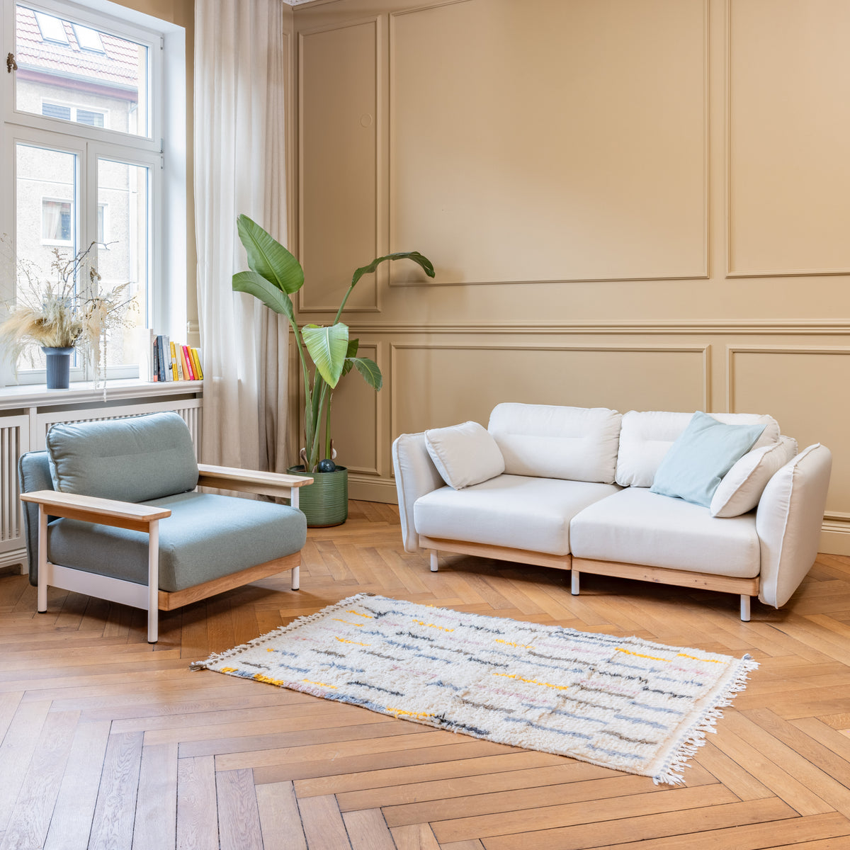 Wohnzimmer mit Sessel und 2-Sitzer Sofa