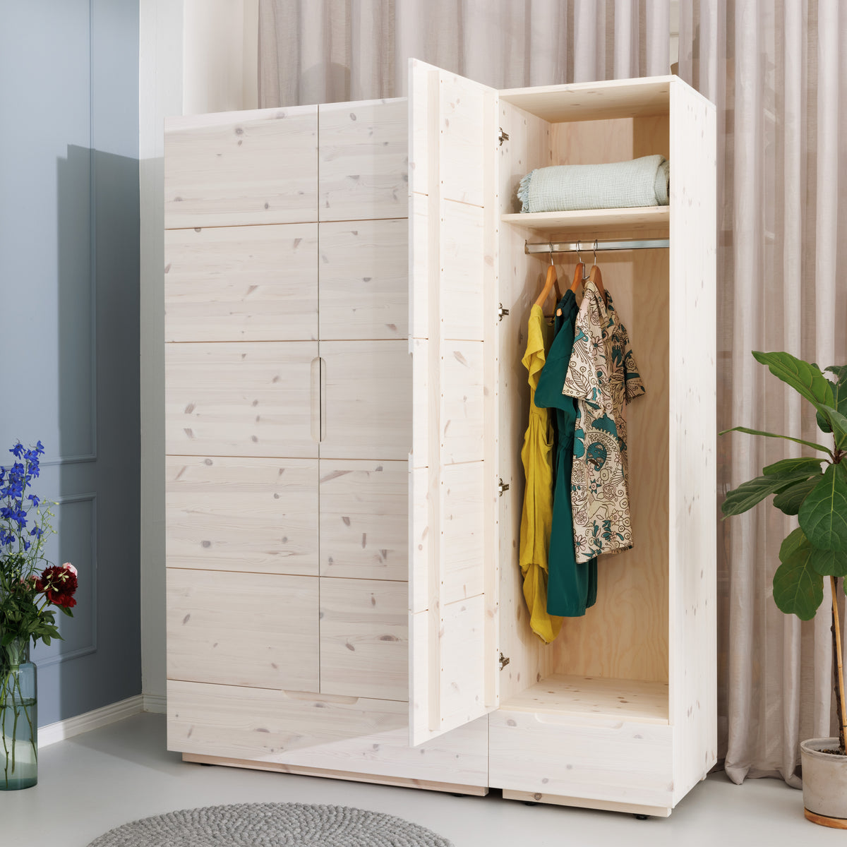 Skandinavischer Design Kleiderschrank mit 3 Türen und Schubladen
