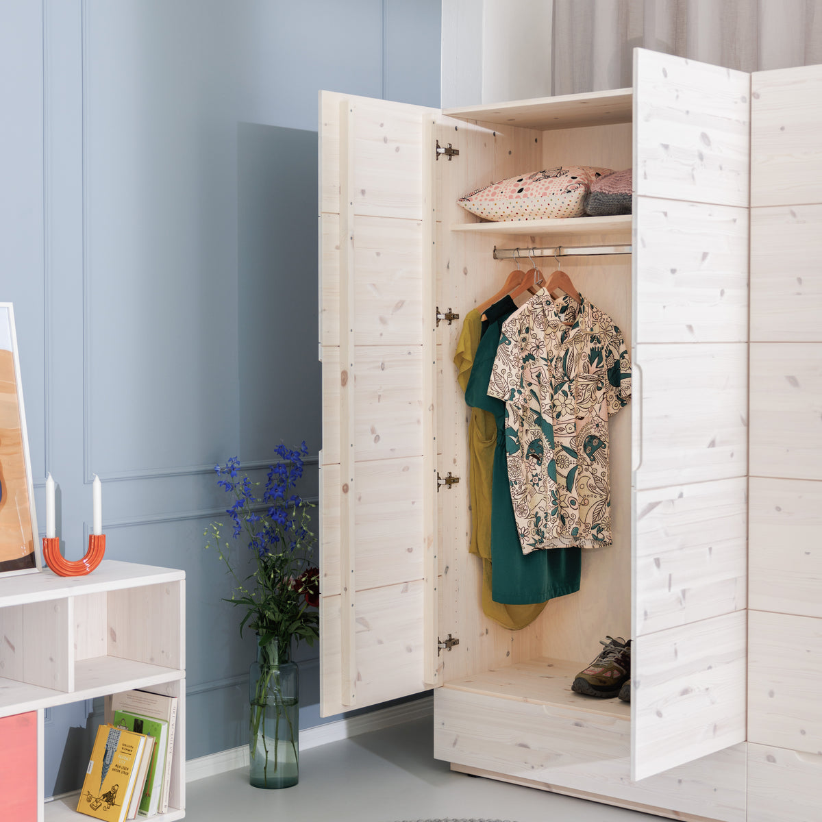 Hochwertiger Massivholz Kleiderschrank mit weißer Lasur und sichtbarer Holzmaserung