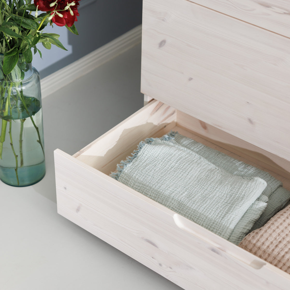 Weißer Kleiderschrank mit Schublade