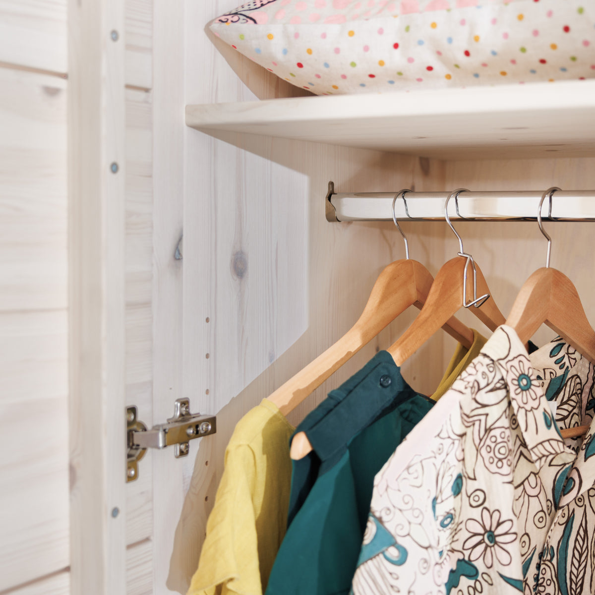 Kleiderschrank mit Kleiderstange