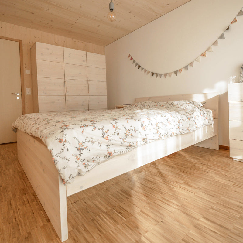 Großes weißes ökologisches Massivholzbett