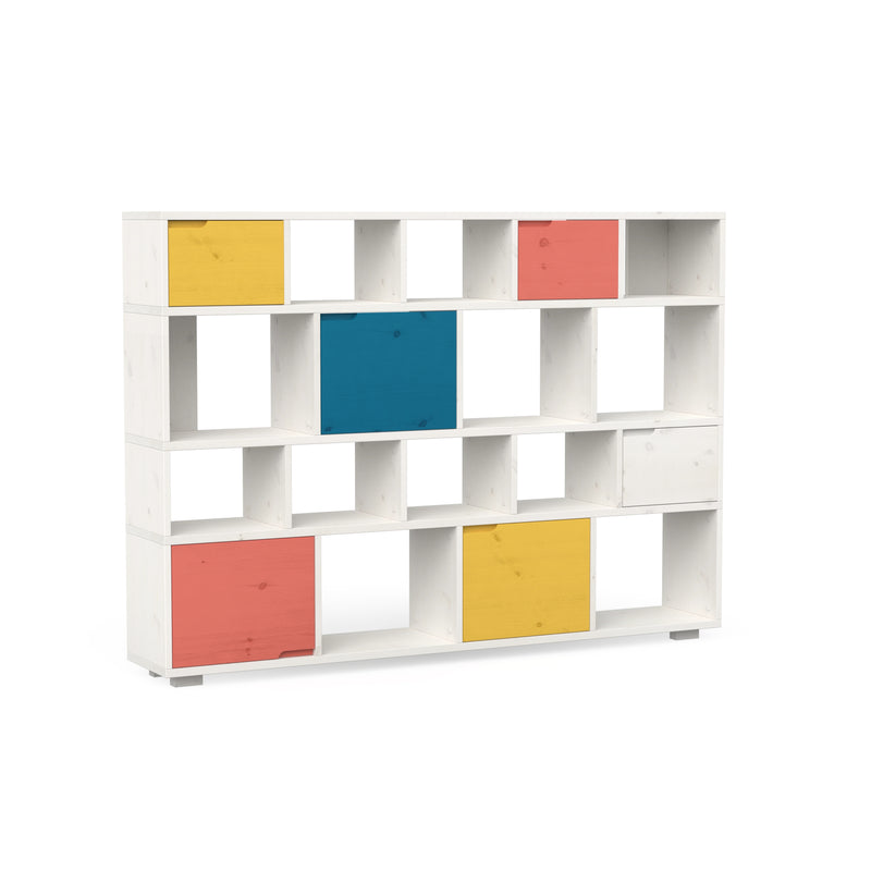 Minimalistiches Regal aus massivem Holz in weiß lasiert mit bunten Türen